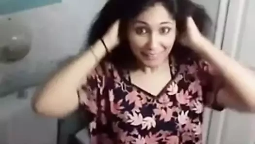 Yatak odasında elbisesini çıkaran bir kız