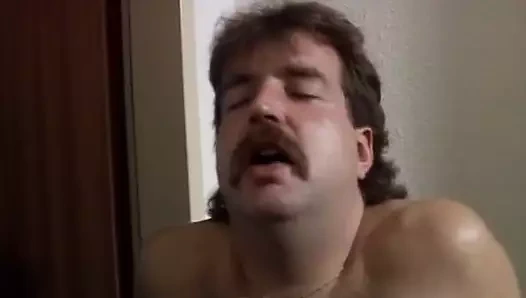 Almanya'dan ince sarışın bir bayan banyoda sert bir yarağa biniyor