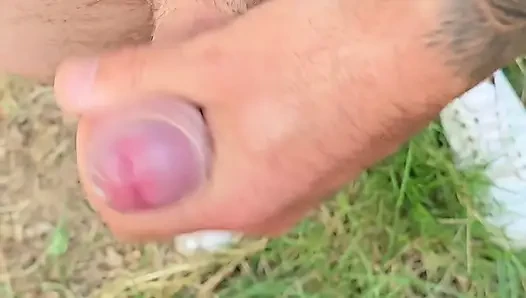 Ormanda komşuların yanında beni sikiyor