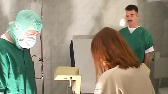 Olgun kızıl saçlı hasta doktorlar tarafından tıraş ediliyor ve oyuncakla sikiliyor