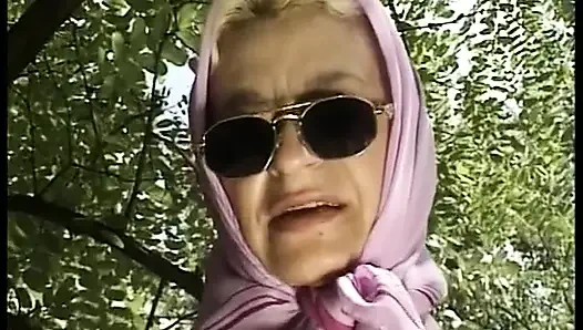 Göt yalayan Alman nine yarak emmeyi ve aynı anda sikilmeyi seviyor