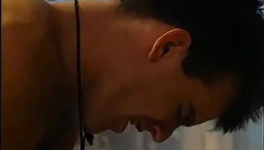 Olgun fahişe arkadan alıyor ve götüne boşaltıyor