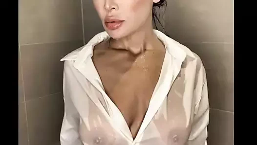 Model kendi fotoğraf çekimine hazır