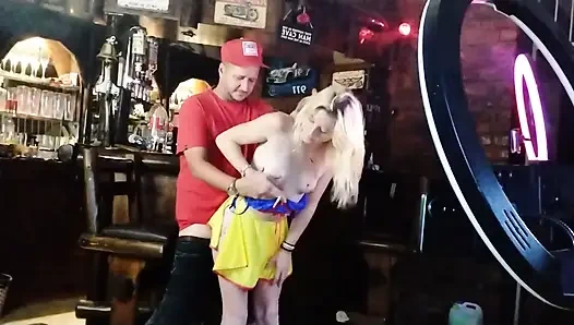 Sıkıcı yaşlı adam ve azgın sarışın