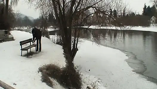 Güzel genç sarışın karda dedesini sikiyor