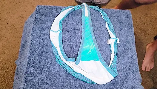 İri güzel kadın kirli tanganın üstüne boşalıyor