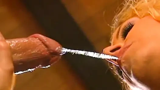 Sarışın orta yaşlı seksi kadın yapay penisi emiyor ve parmaklarıyla patlamalı orgazm oluyor