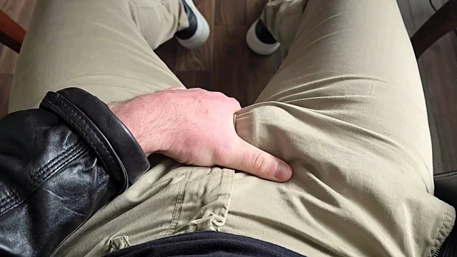 Alman sesi seni acımasızca aşağılıyor.. Deri ceket.. Sert yarak döl damlatıyor.. Kırmızı Calvin Klein Boxers