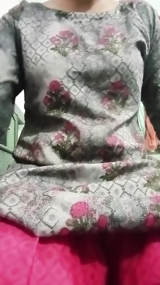 Hintli eşcinsel travesti gaurisissy salwar kurta xxx'te bir ev hanımı gibi görünüyor