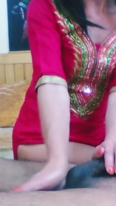 Utanmaz orta yaşlı seksi kadın amatör yarak oyunu | Klip 1