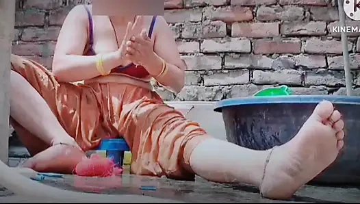 Sevimli yumuşak ateşli seksi video köyü ateşli kız banyo yapıyor