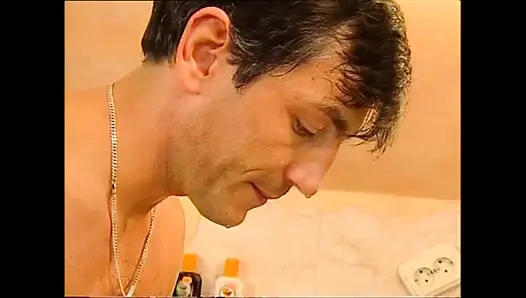 Pürüzsüz amcıklı seksi olgun evli kadın kocası tarafından banyoda büyük yarakla sikiliyor ve ağzına boşaltıyor