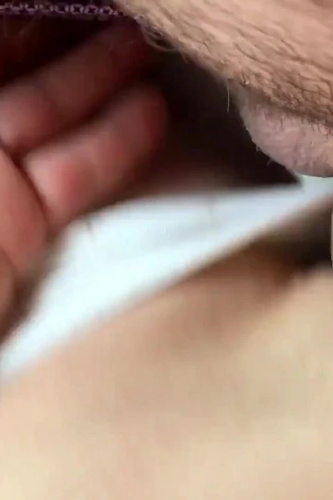 Onun yarağı amcığımı ovuyor. Külota boşalma. Bakış açısı.