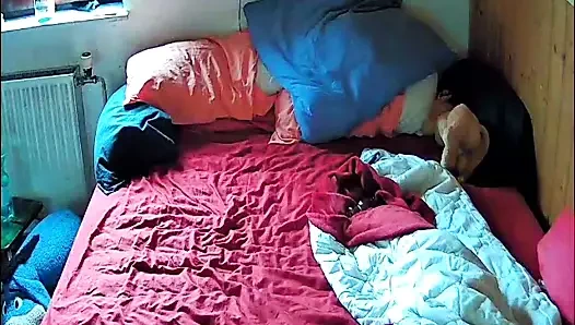 Kittienoone porno ve masturbasyon izliyor