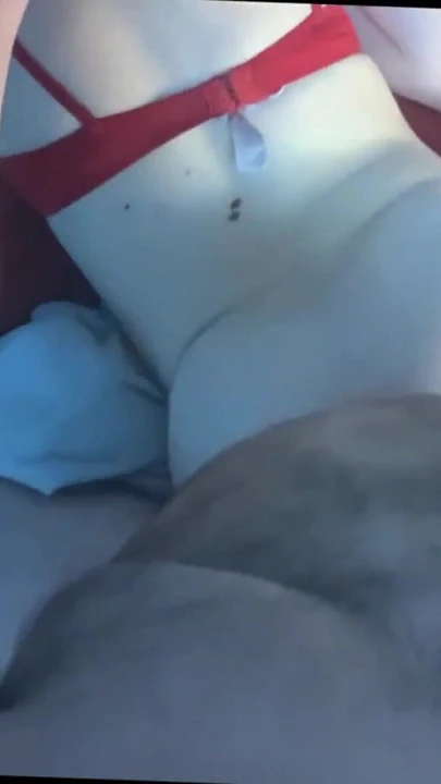 Genç küçük sürtük erkek arkadaşına onu kedi sunuyor ve o onu doggystyle sikikleri ve o onun horoz kontrolünü alır | Klip 1