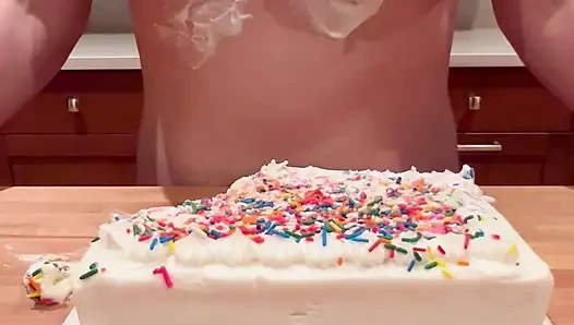 Üvey anne büyük göğüsleriyle doğum günü pastasını mahvediyor