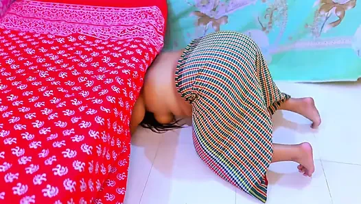 Une belle-mère sexy à demi nue coincée sous le lit et montre son gros cul pour me faire sexy pour me faire sodomiser