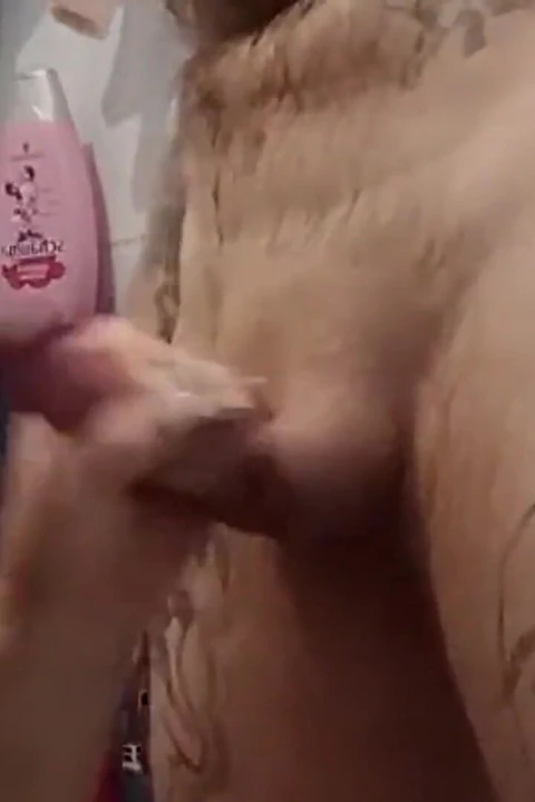 Duşta mastürbasyon yapmak istedim ama üvey annem emiyor ve ağzına boşalıyor