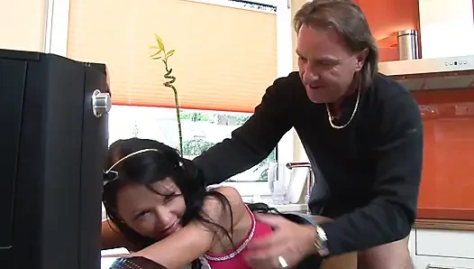 Güzel hatun mastürbasyon yaparken yakalandı ve büyük yarakla sikiliyor