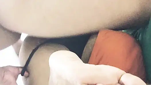 Orta yaşlı seksi kadının büyük amına her şeyi sokmak için harika bir pozisyon.