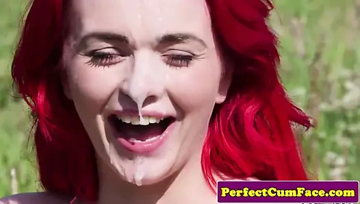 Bigtitted İngiliz kız berbat için boşalmak açık havada