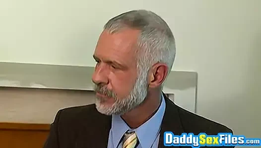 Hung Tommy Deluca, Allen Silver ve Dale Cooper tarafından zevk alınıyor