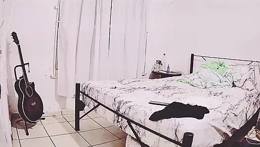 Şişman hamilem kamerada yatakta (premium tam sürüm)