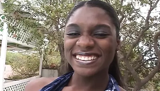 Yaramaz zenci hatun şezlongda büyük yaraklı bir adama amını siktiriyor