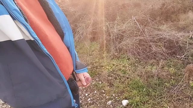 Bira içmek ve dışarıda işemek (60fps)