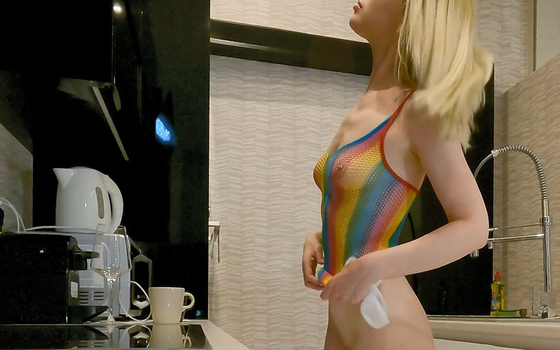 Müzik festivali çılgın kız transparan süper seksi file çoraplı vücut kostümü teşhir etmek için külotunu çıkarıyor