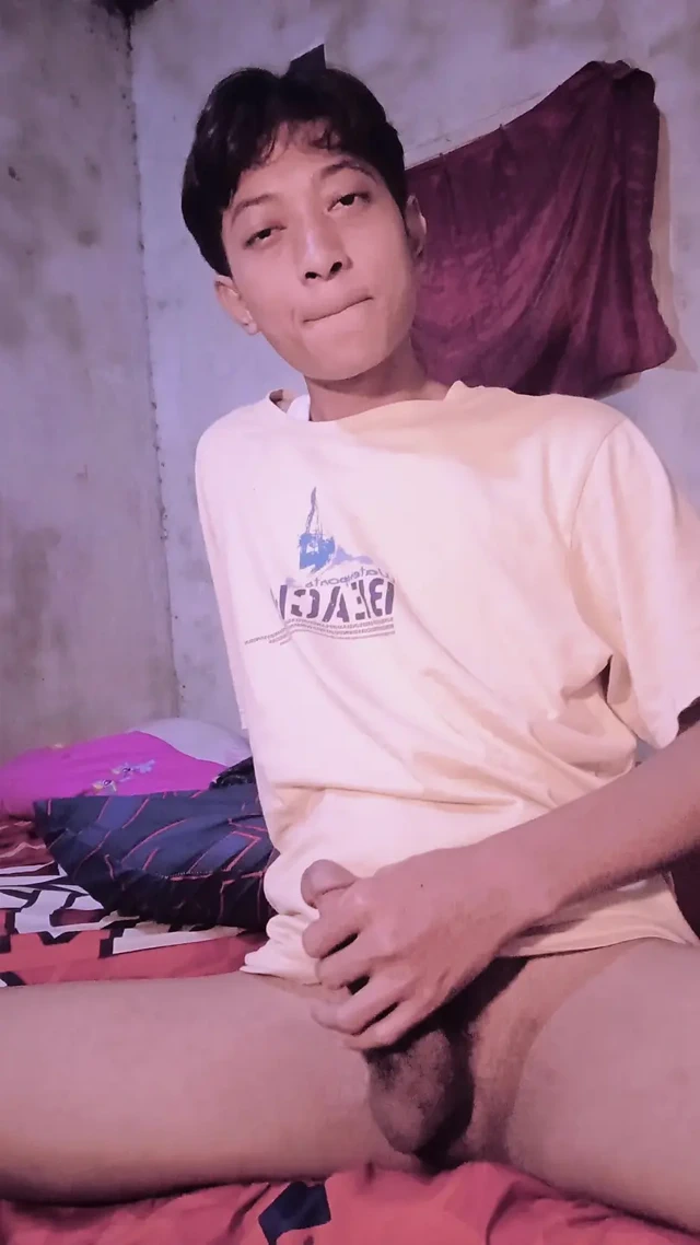 Asyalı kasılıp mastürbasyon yapıyor ve kameraya boşalıyor