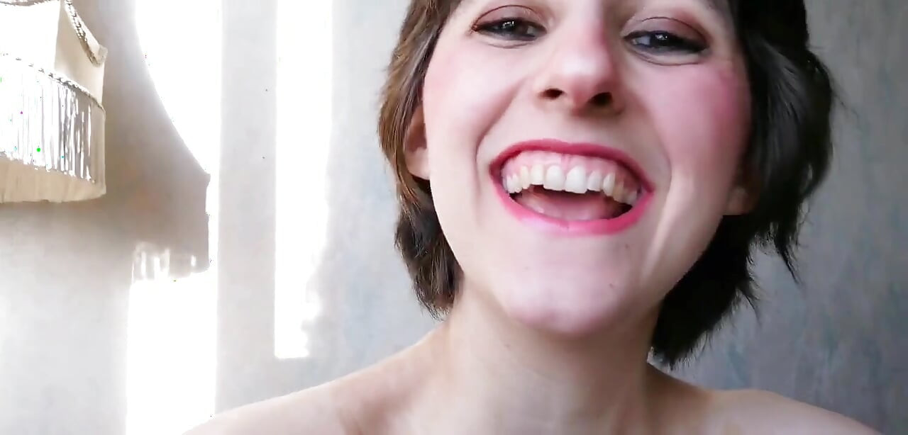 Giantess yenmeyi sevdiğini fark ediyor