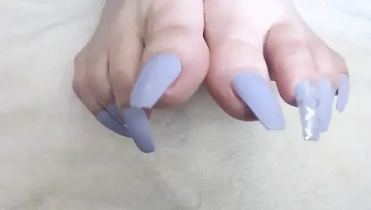 Lavanta uzun uzun ayak tırnakları sallıyor