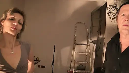 Olgun sürtük her iki delikten de sikişmeye ikna oluyor