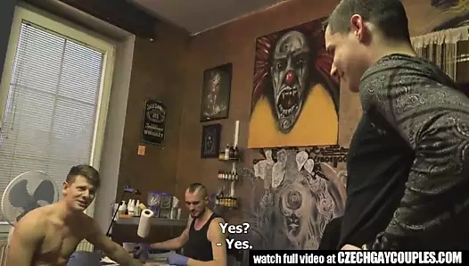 Dövme stüdyosunda vahşi seks