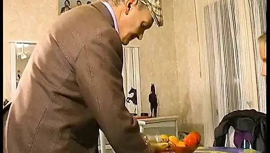 Satmak için her şeyi yapacak bir ev satıcısı.