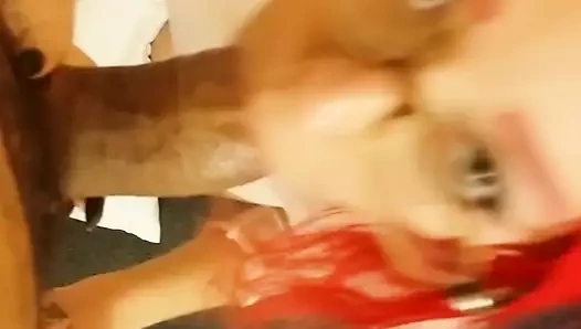 İtaatkar sürtük üvey babasının yarağını emiyor