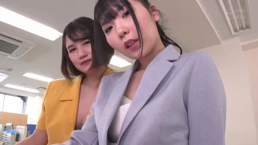 Meme uçlarıyla vakumlanmış haldeyken üçlü seks hizmeti ve yavaşça sikimle oynuyorum. 4