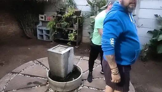 Karısını önünde sikiyor