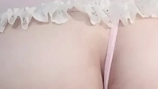 Büyük götlü iri güzel kadın pembe hizmetçi iç çamaşırlı siyah oyuncağın üstüne çıkıyor