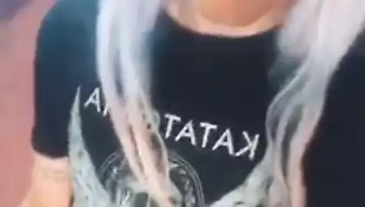 Kar tavşanı kassi yonca poz için yalvarıyor