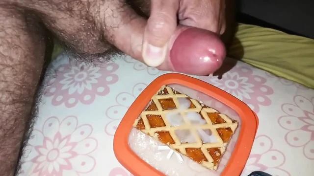 Kahvaltıda yemek için tarta boşalıyor