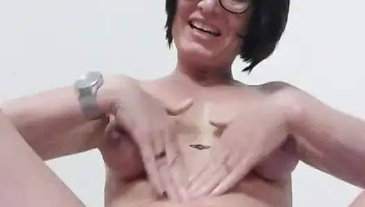 Julie kendini yağlıyor ve su sıçrayarak