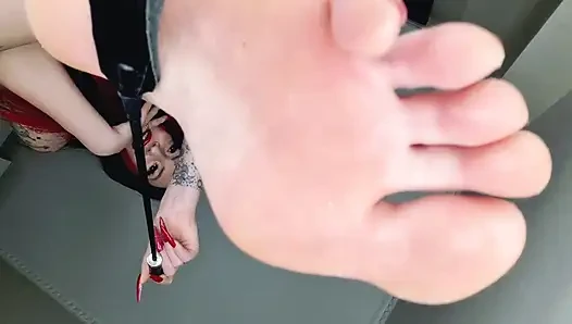 Dev kadın sever misin? Topuklu ayakkabılarla veya ayaklarımızla sizi kolayca ezabiliriz. Tabanlar, topuklu ayakkabılar, ayak fetişi.