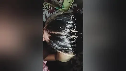 Çıplak bir kız arkadaş evde yalnızken erkek arkadaşını sikiyor