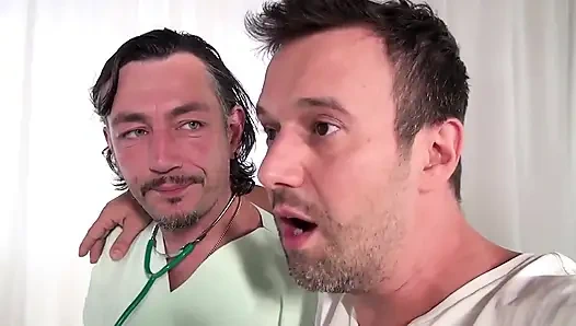 Hastanede amcık kontrolü... Üçlü amcık sikişi