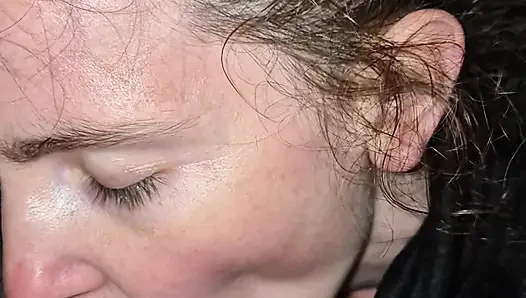 Gece geç saatlerde plajda yürüyüşte üvey babamın arkadaşını siktim