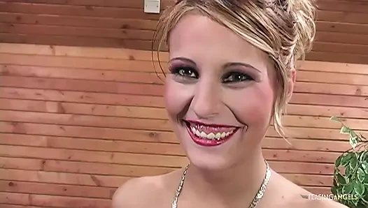 Melissa Black muestra cómo tomar dos pollas a la vez
