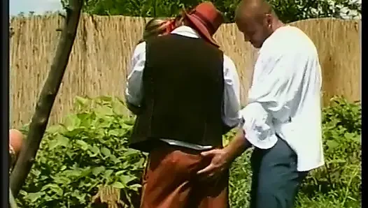 Azgın yarak emen adam çimlerde ateşli bir kaltağı sikerken götünü parçalıyor