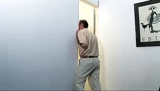 Yaşlı adam banyoda genç bir genç tarafından sakso çekiyor